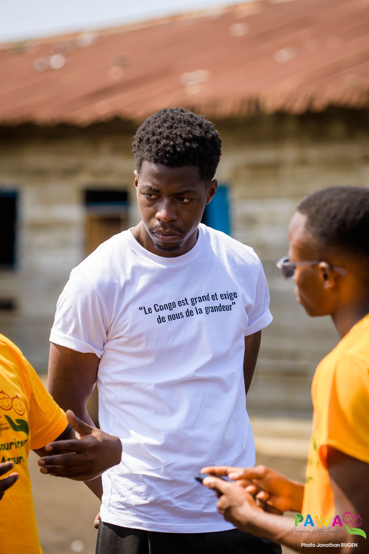 Bénévole portant le t-shirt « Le Congo est grand et exige de nous de la grandeur »