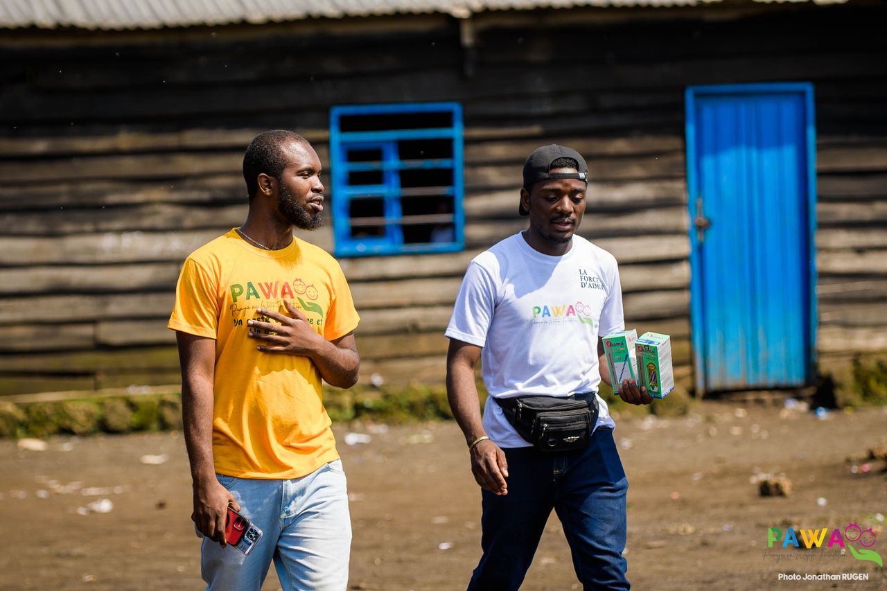 Bénévoles de PAWA et La Force d'Aimer devant une école de Goma