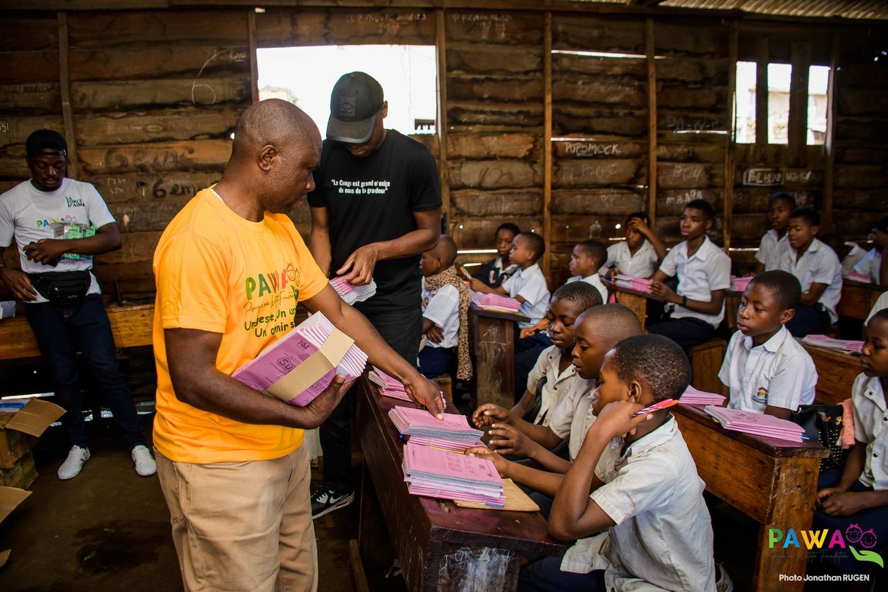 Remise de kits scolaires à des élèves en uniforme dans une école de Goma
