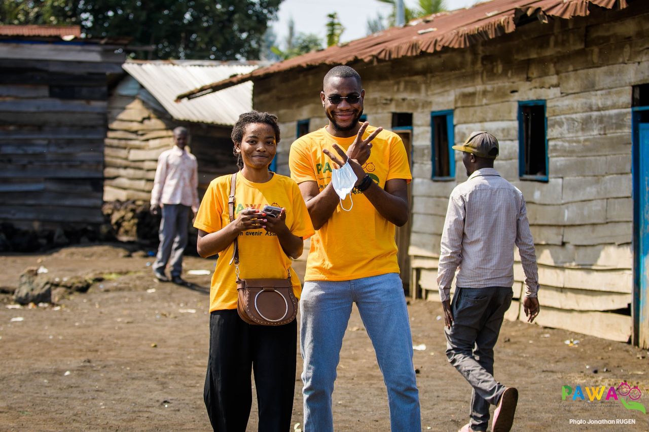 Bénévoles de PAWA Foundation dans un quartier de Goma pendant une distribution