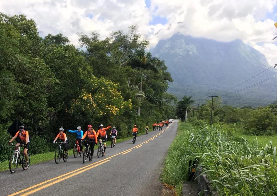 Passeio de bicicleta pela Estrada da Graciosa