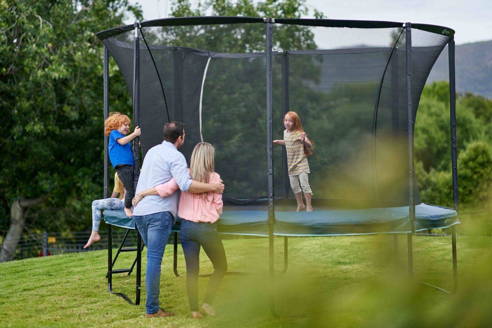 Personer rundt en trampoline