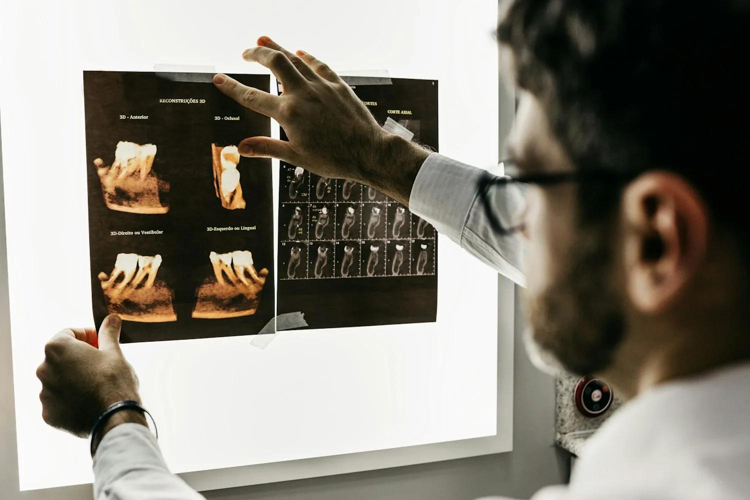 Especialista evaluando imágenes dentales digitales, imagen provisional