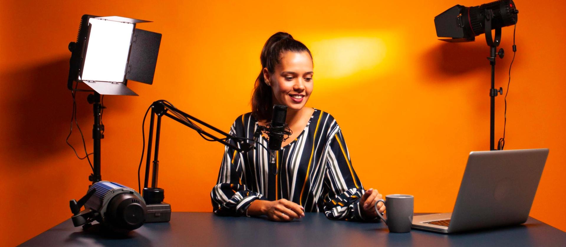 Studenti del Corso ITS Digital Marketing che analizzano contenuti visivi su una fotocamera in un ambiente collaborativo di lavoro