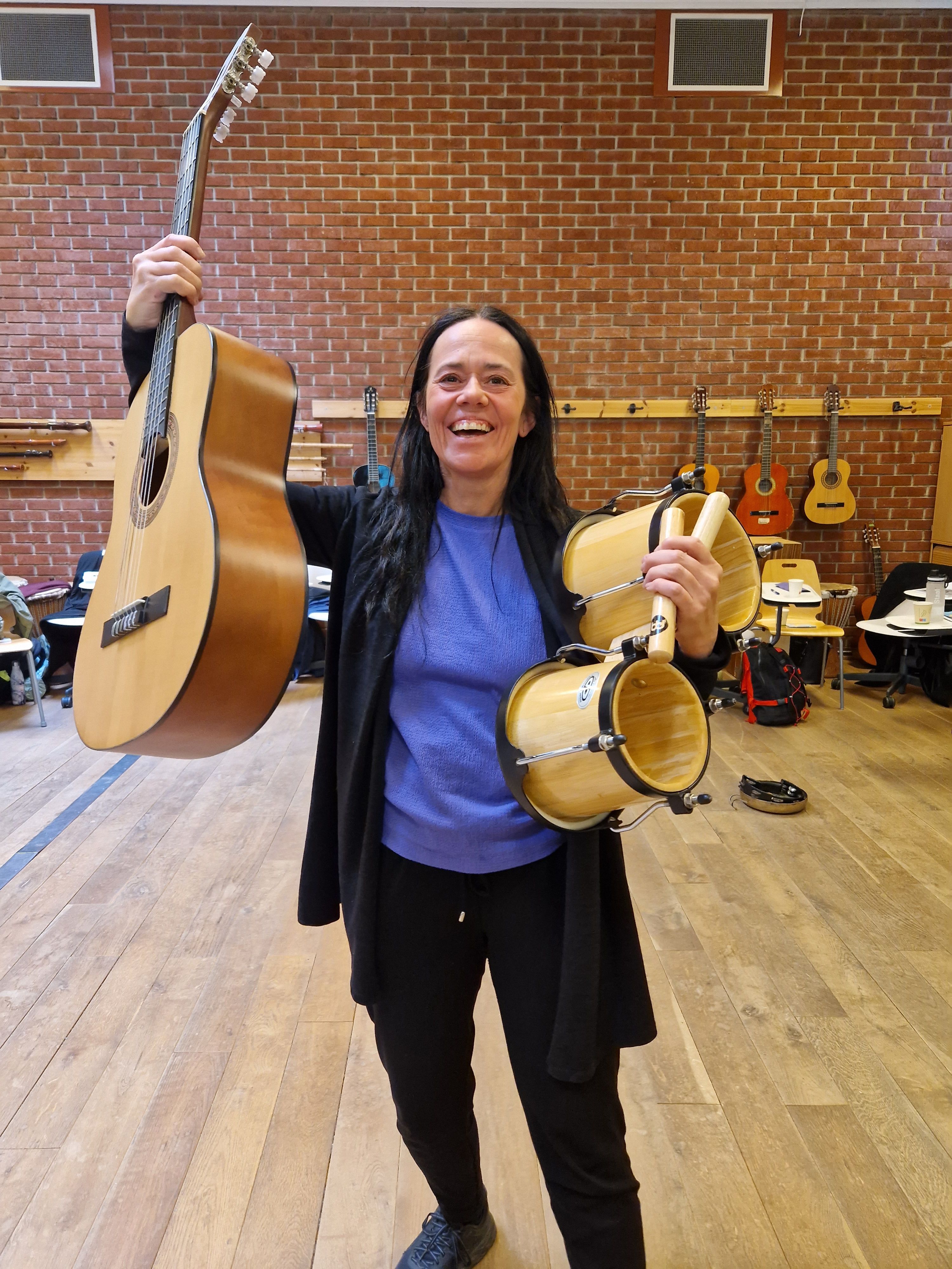 En kursdeltaker viser frem instrumenter før en gruppeoppgave på kurs med Lise Lotte Berg Ågedal. 