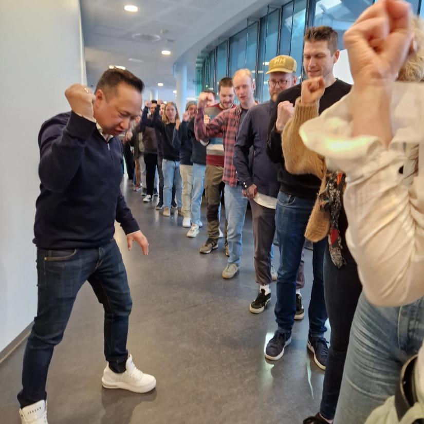 Bilde av kursleder Ante Skaug med kursdeltakerne foran seg