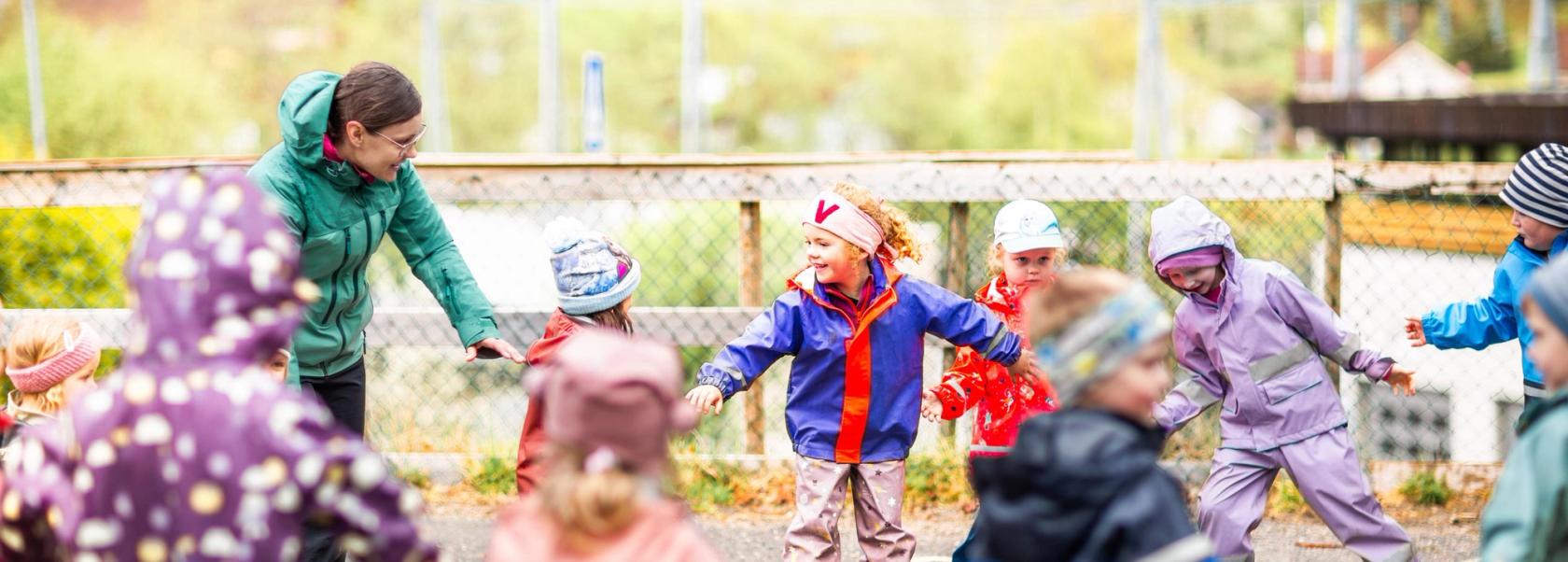 Bilde av et barn og en ansatt i barnehage som spiller tromme sammen
