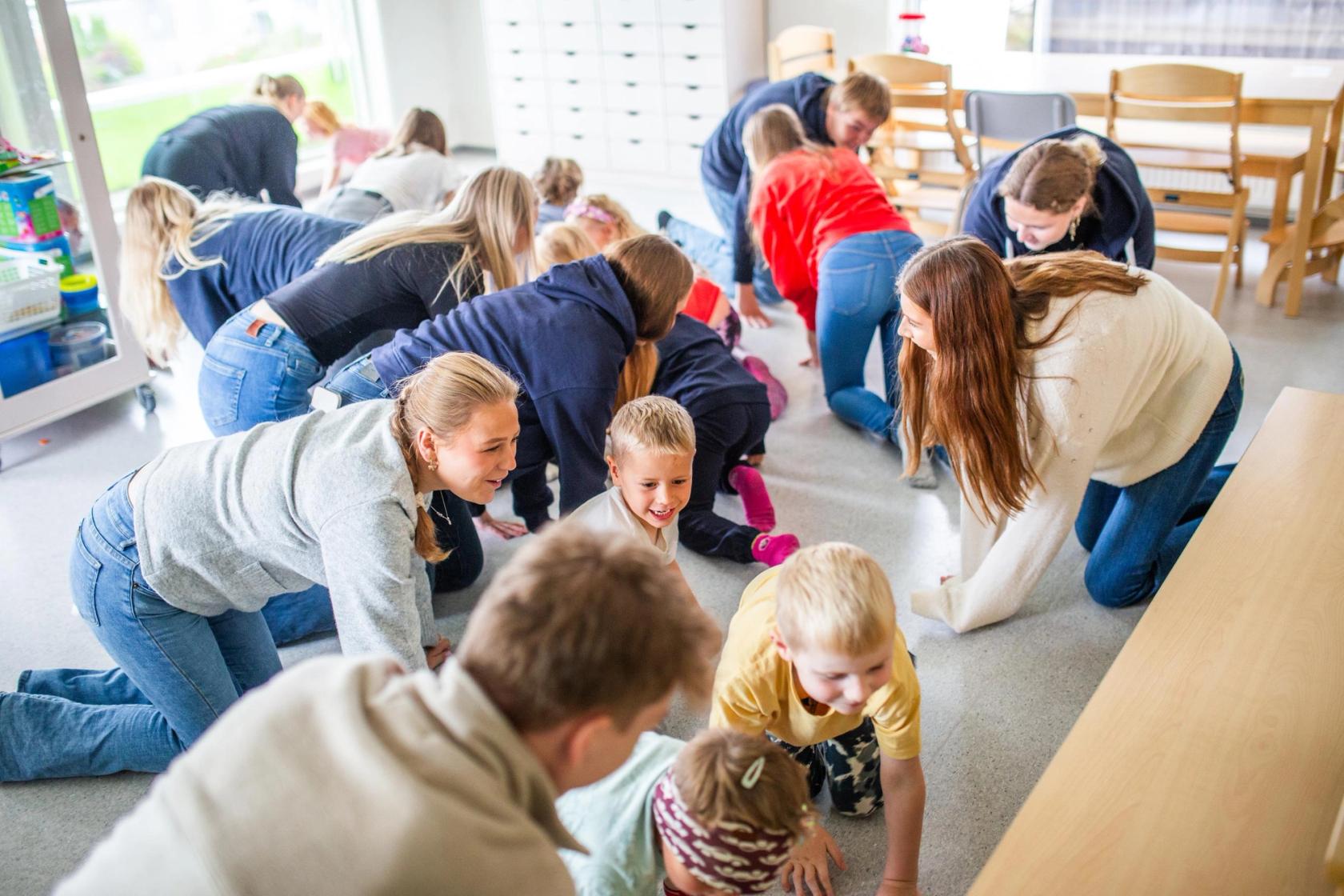 Elever ved BUA-fag på Knarvik vgs synger og leker sammen med barn i en lokal barnehage