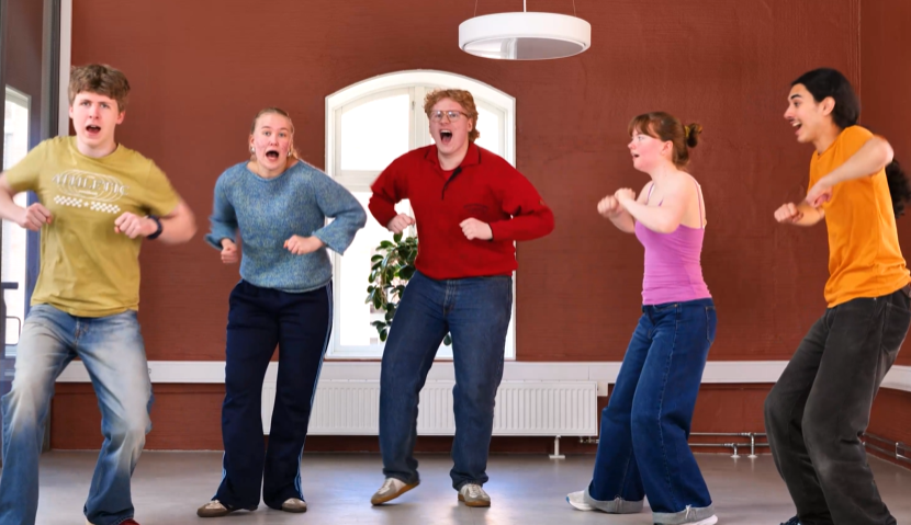 Bildet viser fem ungdommer som synger Funky chicken