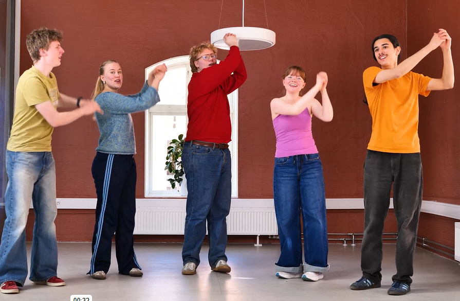 Elever fra Foss vgs synger Fader Jakob