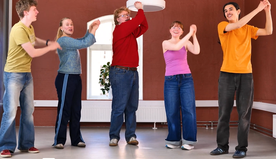 Elever fra Foss vgs synger Fader Jakob