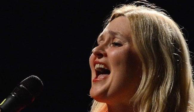 Kursleder Sigrid Randers Pehrson synger med mikrofon.