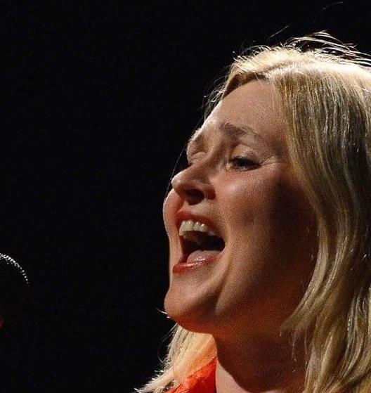 Kursleder Sigrid Randers Pehrson synger med mikrofon.