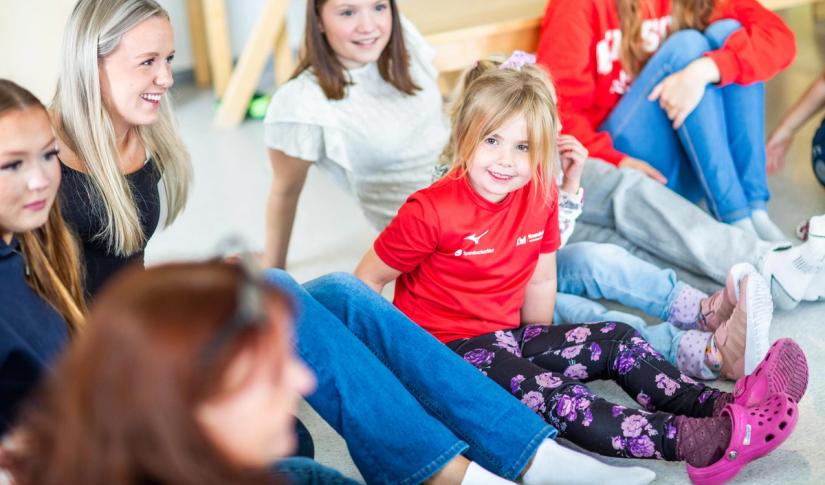 Barn synger sammen med vgs-elever. Foto: Krafttak for sang