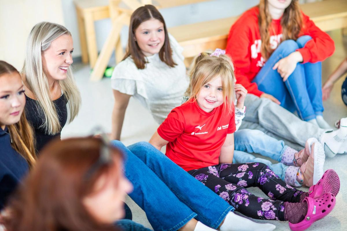 Elever synger sammen med barn
