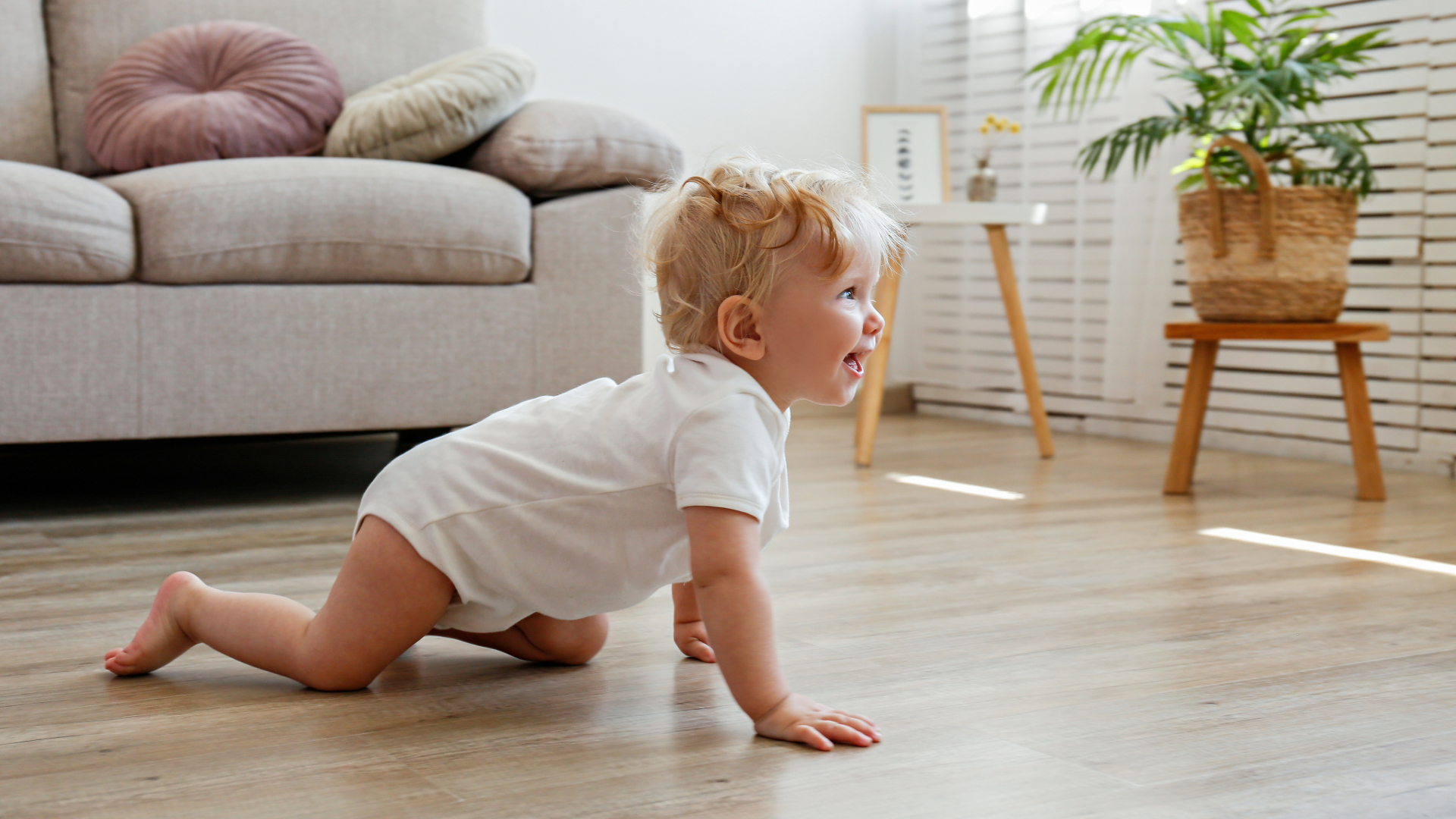 Bilde av en toddler som kryper på gulvet