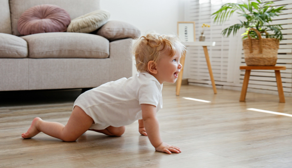 Bilde av en toddler som kryper på gulvet
