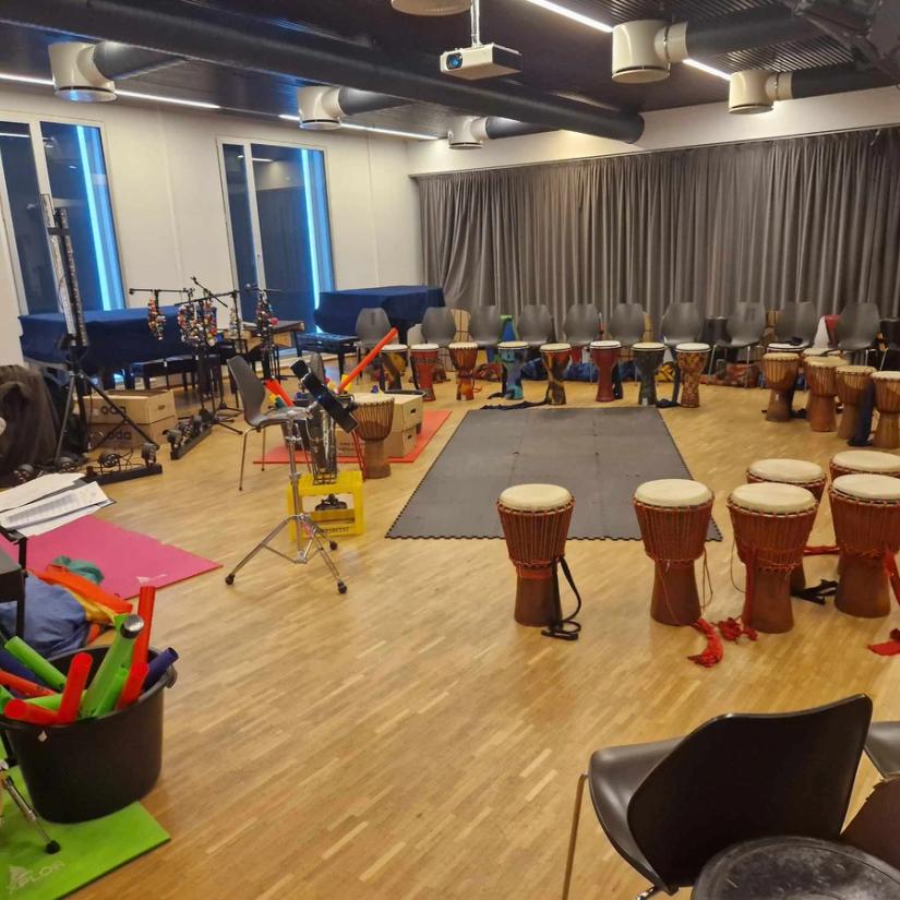 Et rom er utstyrt med djember og andre rytmeinstrumenter før kurs med Ante Skaug