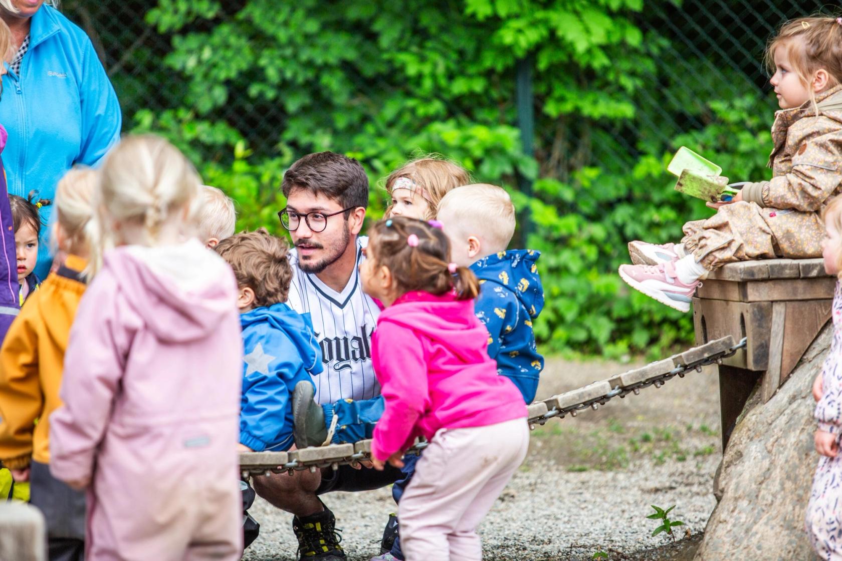 Bilde av en rosa boble med teksten "Musikk fra livets begynnelse FORUM"