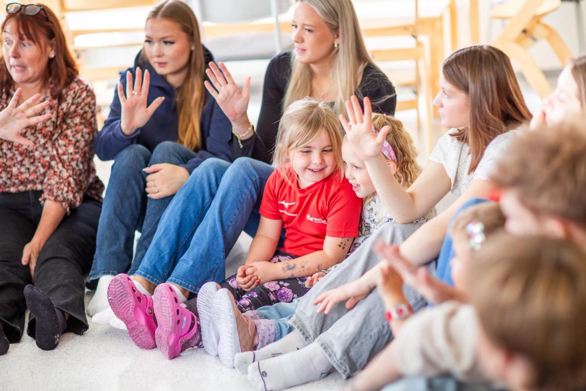 Felles sangsamling med ungdommer og barn.