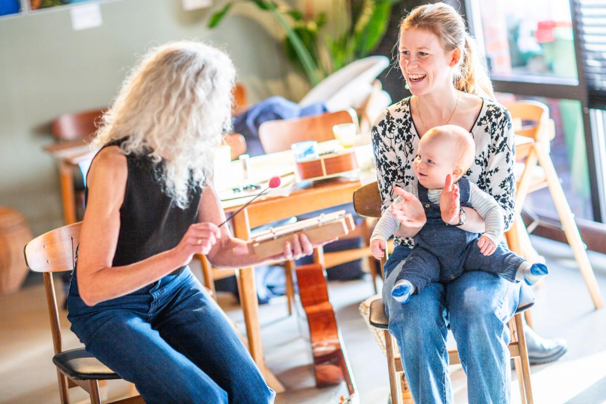 Bilde av en mor med en baby på musikkgruppe