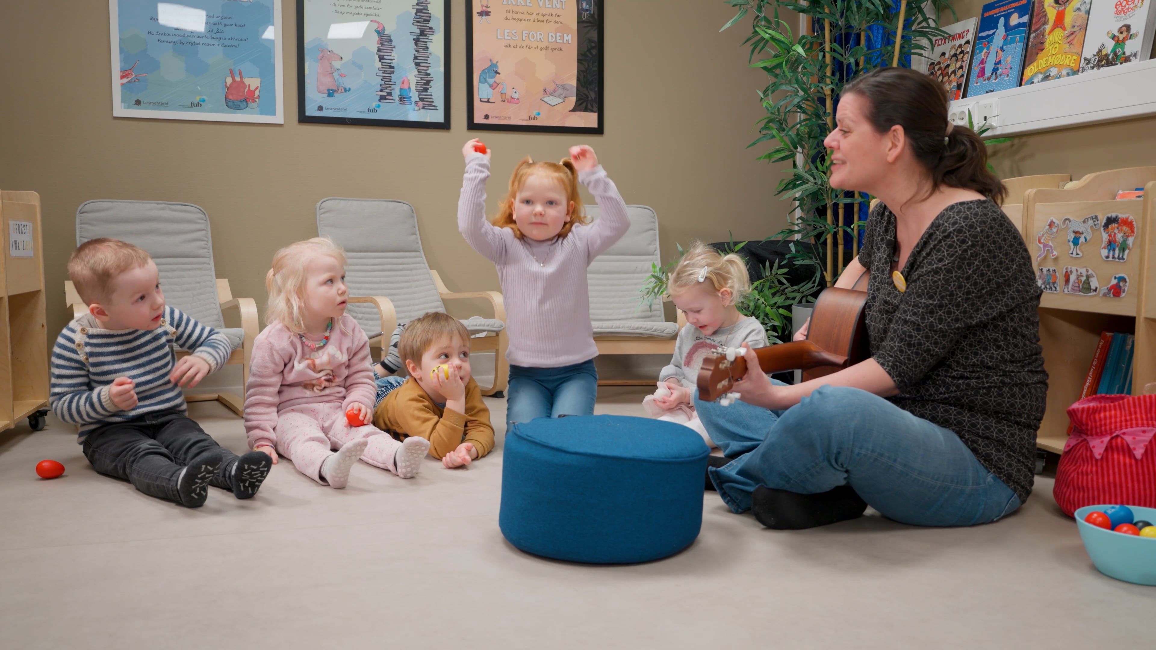 Bilde av Hanne V Turøy med barn fra Sunde Syngende barnehage
