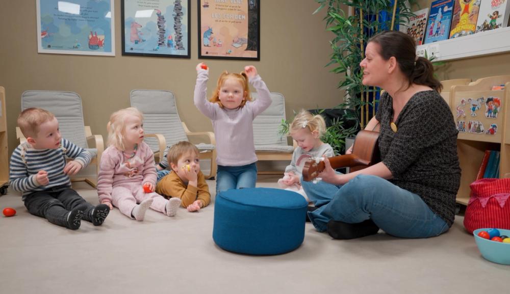 Bilde av Hanne V Turøy med barn fra Sunde Syngende barnehage