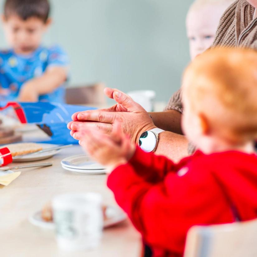 En sangregle under måltidet.