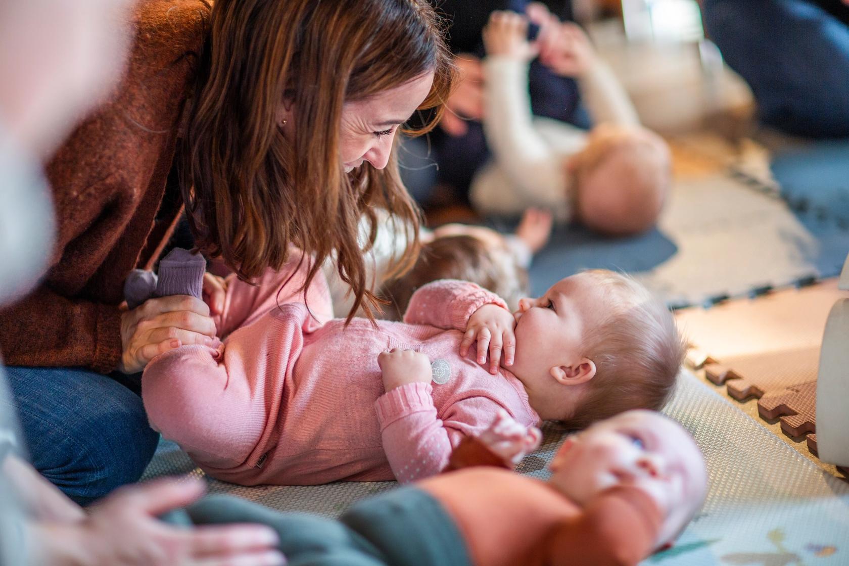 A mother is smiling and singing to her baby. Photo: Krafttak for sang