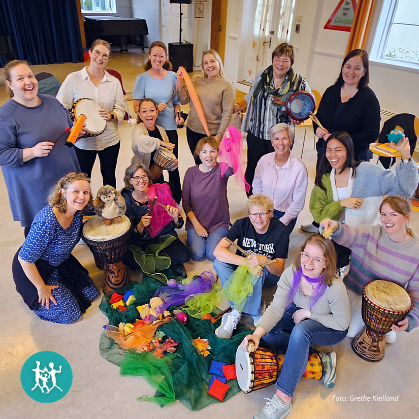 Bilde av kursholder og kursdeltakere på Musikalsk kokebok, høsten 2025