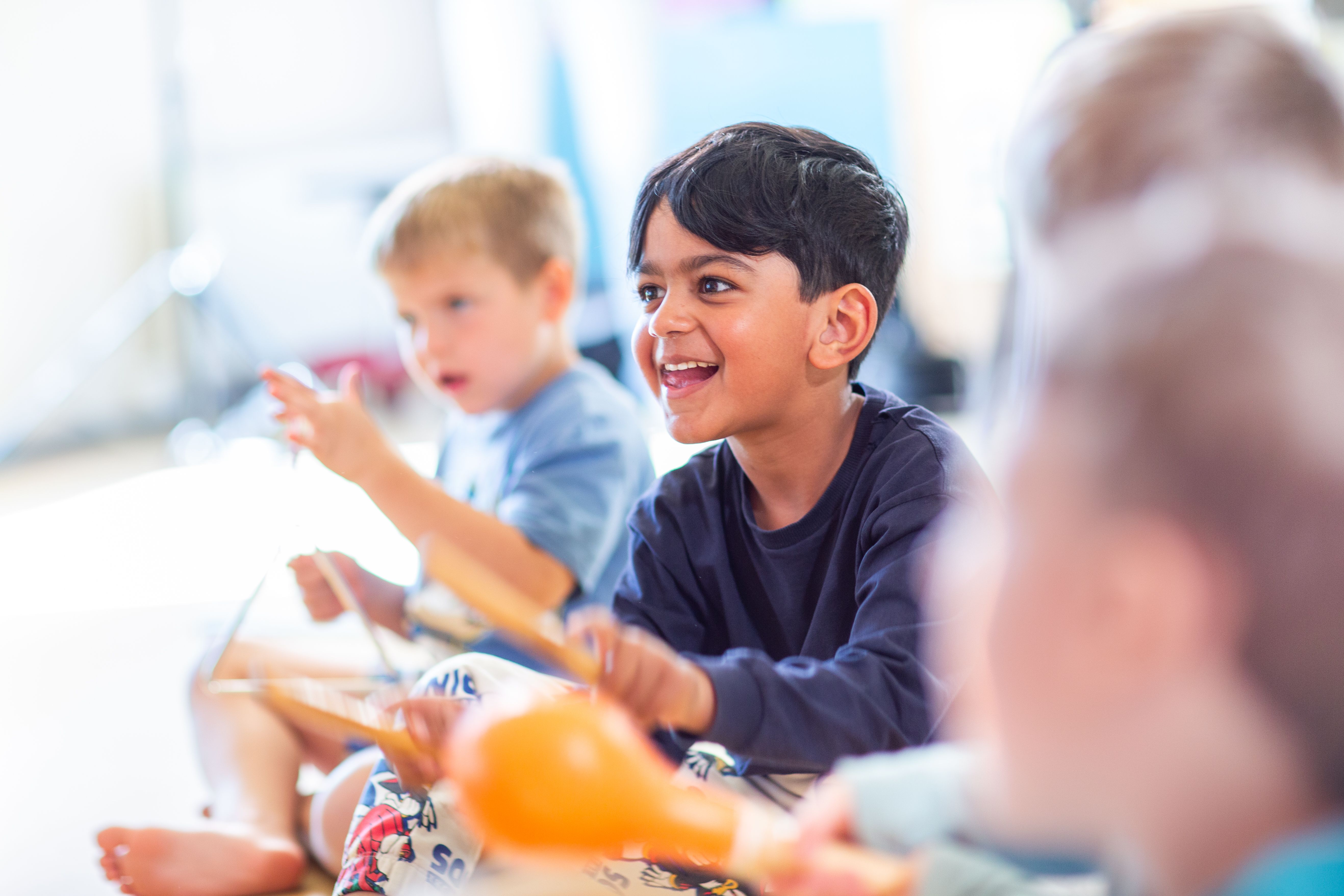 Bilde av barn som spiller instrumenter