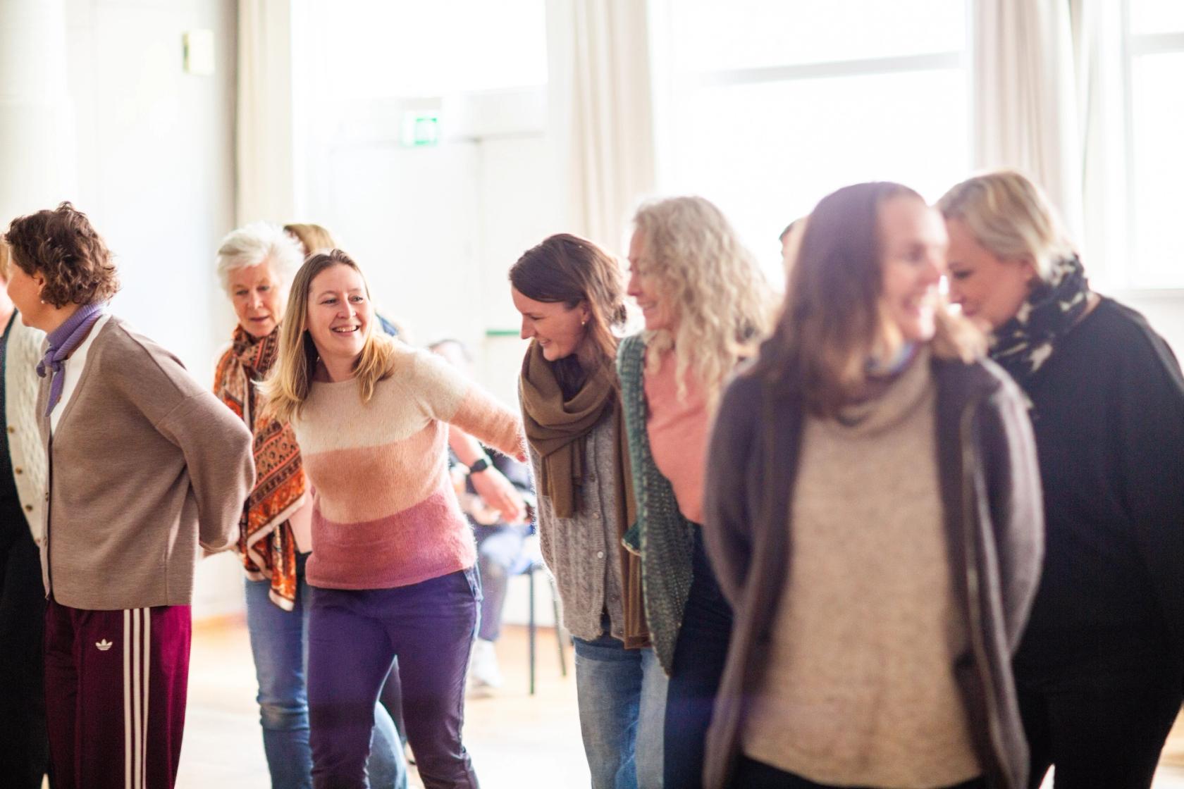 Bilde av flere kvinner som danser og smiler