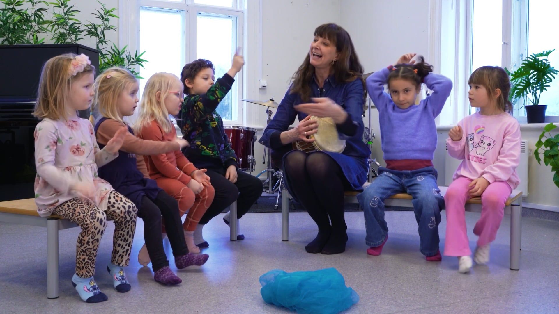 Bilde av Solveig som synger med barn 