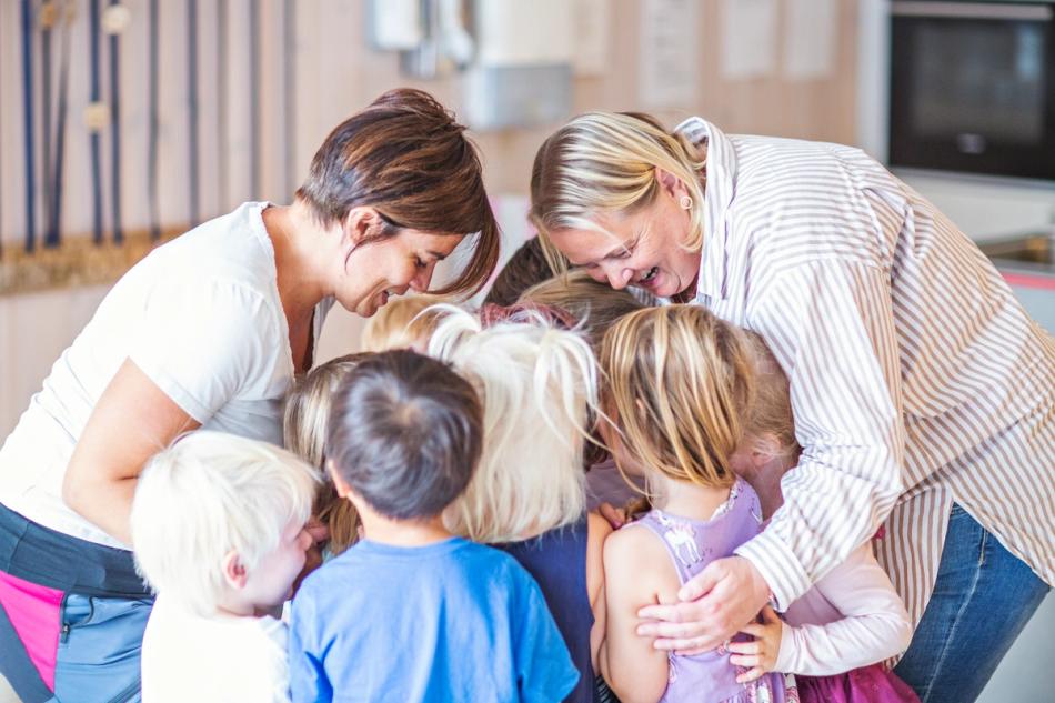 Et barn klapper sammen med en ansatt i barnehagen. Foto: Krafttak for sang