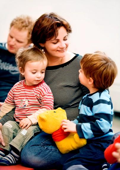 Bilde av to foreldre sammen med to barn. Foto: Elisabeth Tønessen