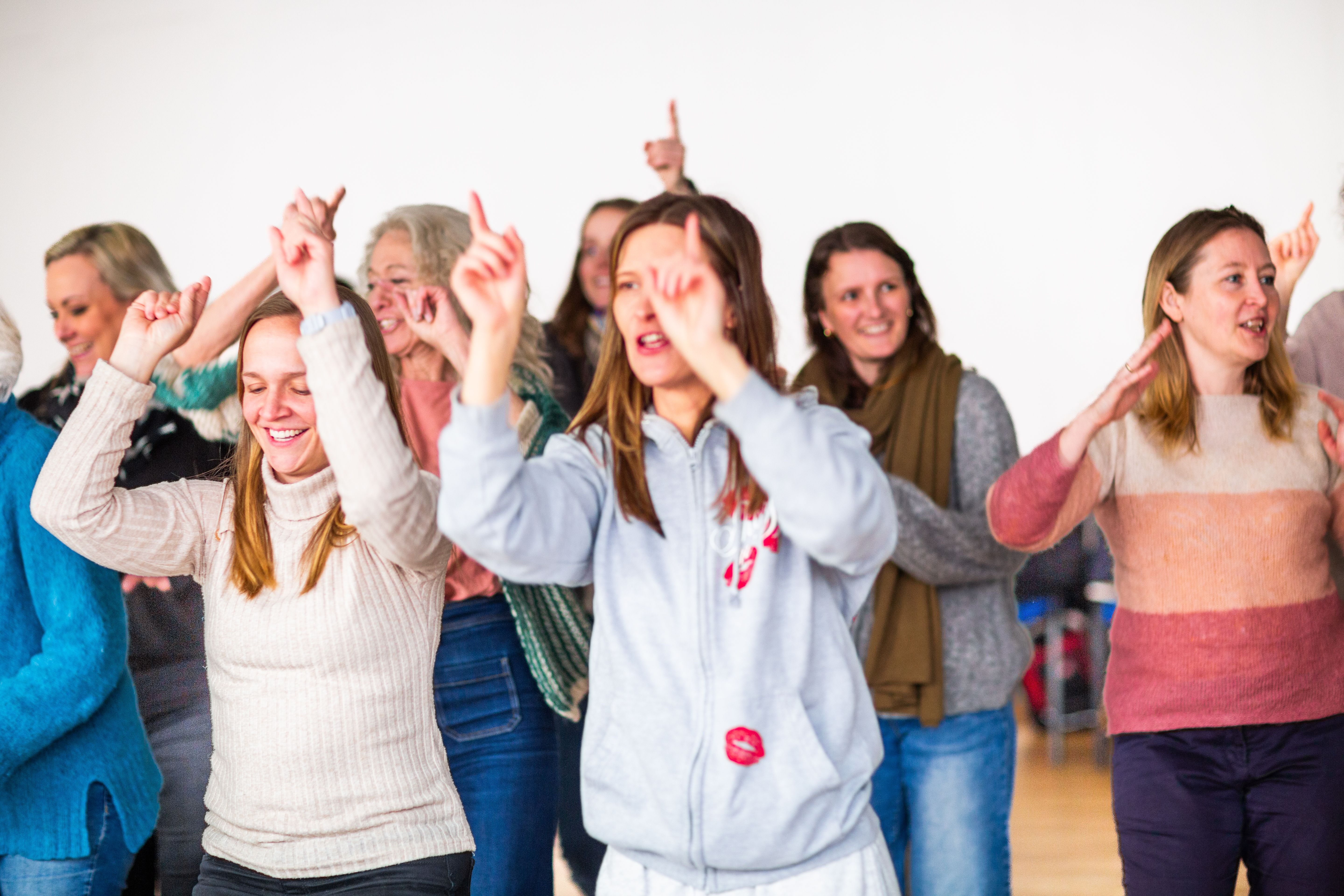 Bilde av flere voksne på kurs som danser