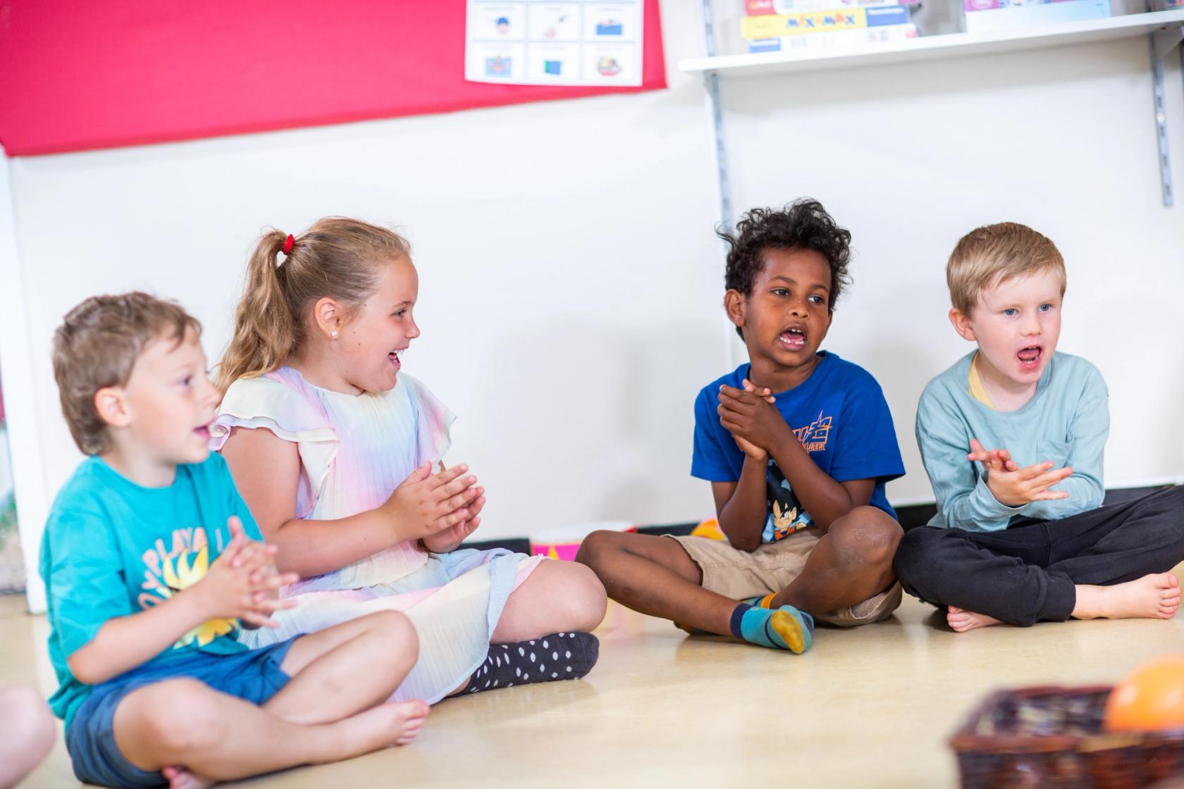 Barn i Solvang Syngende barnehage smiler og ler. Foto: Krafttak for sang