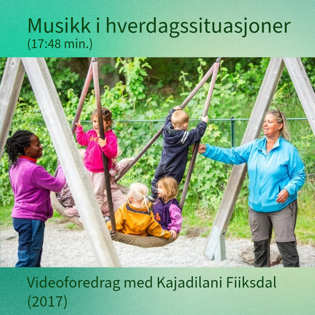 Plakat for videoforedrag om Musikk i hverdagssituasjoner. Bilde av to barnehageansatte som gir fart på huska med 3-4 barn oppi