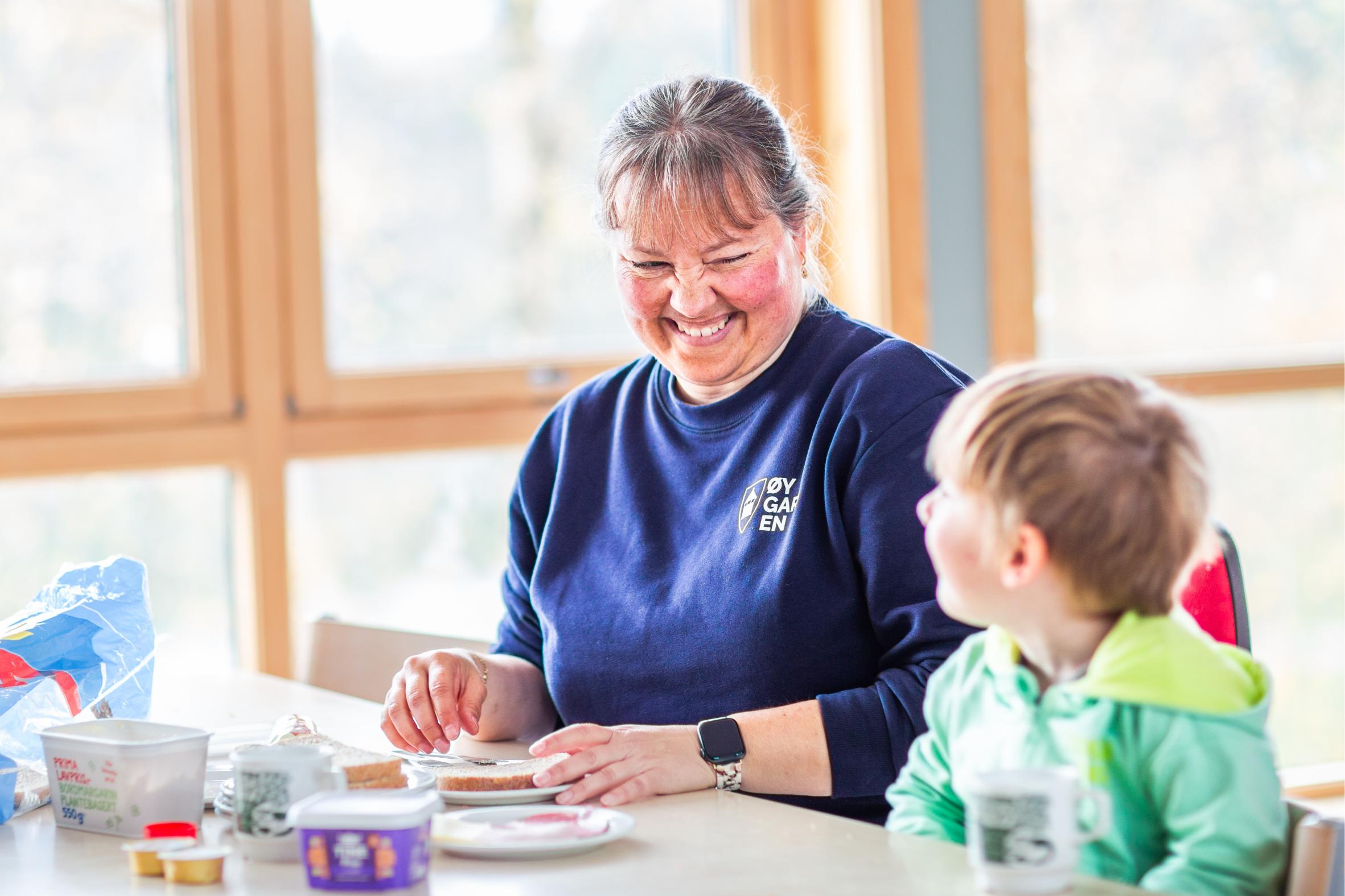 Pedagogisk leder Siw Therese Olsen synger under måltidet i barnehagen.