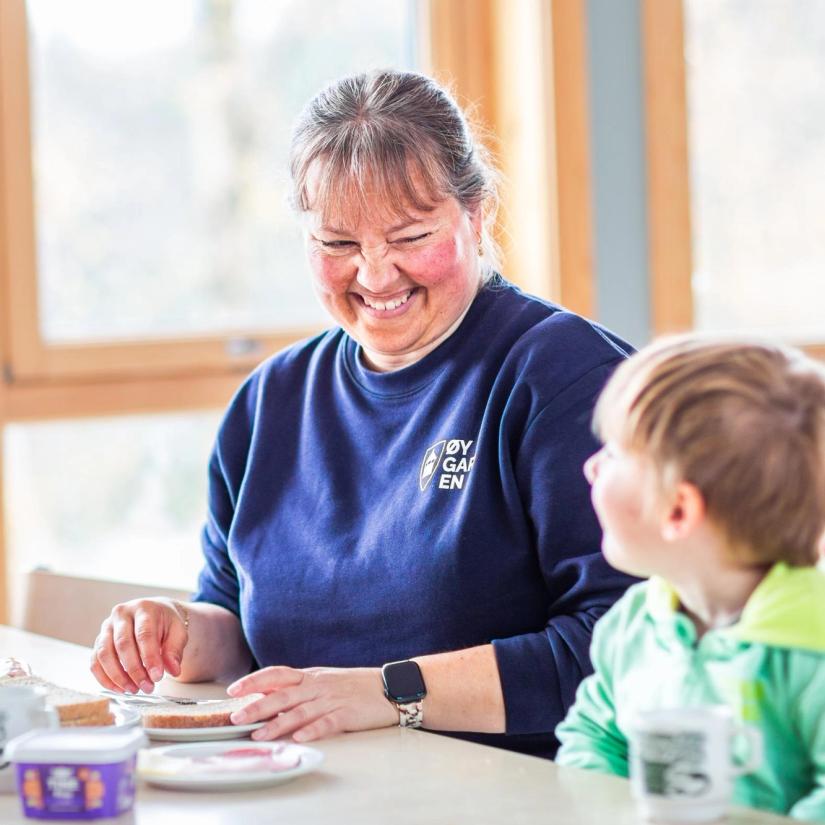 Pedagogisk leder Siw Therese Olsen synger under måltidet i barnehagen.