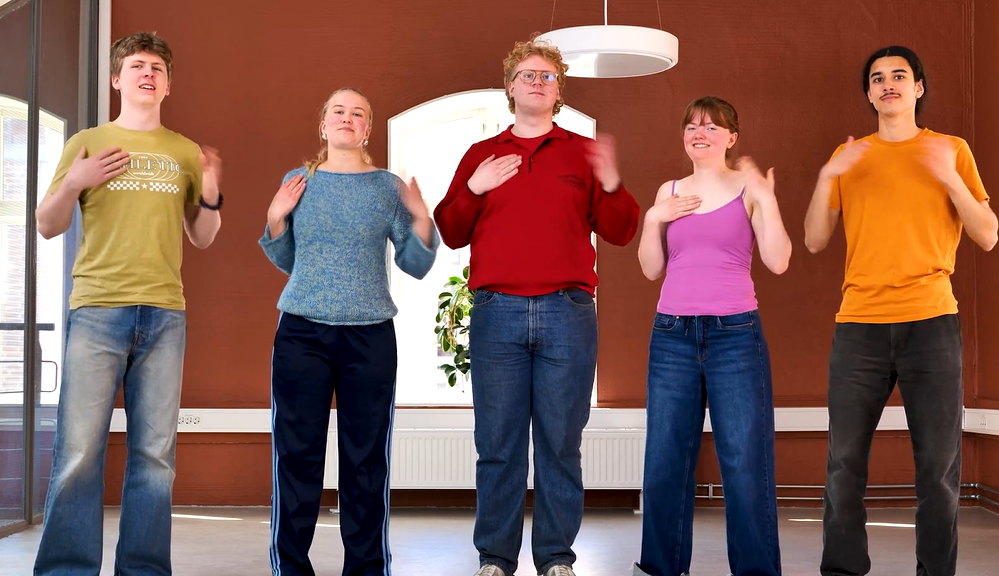 Elever fra Foss videregående skole synger Every morning med body percussion
