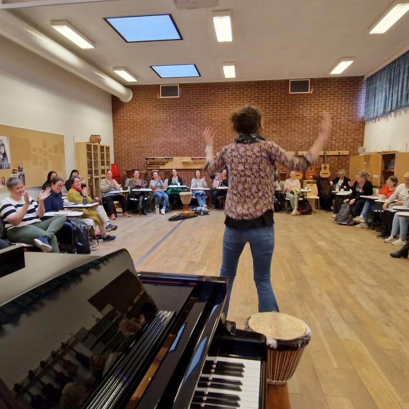 Vi ser kursleder Lise Lotte Berg Ågedal foran kursdeltakerne våren 2024