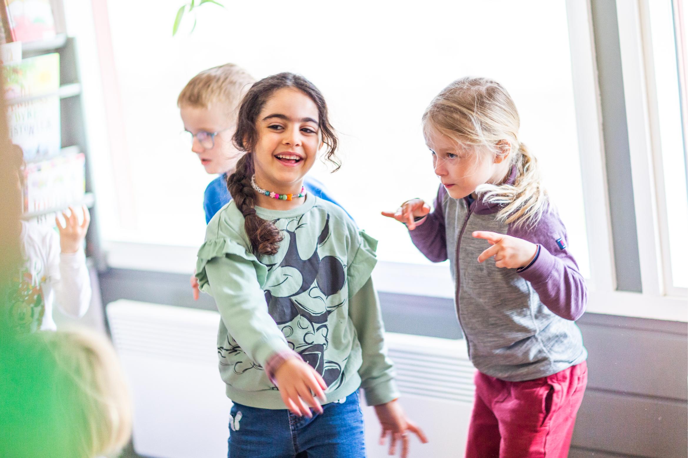 Barn som danser i en samlingsstund. Foto: Krafttak for sang