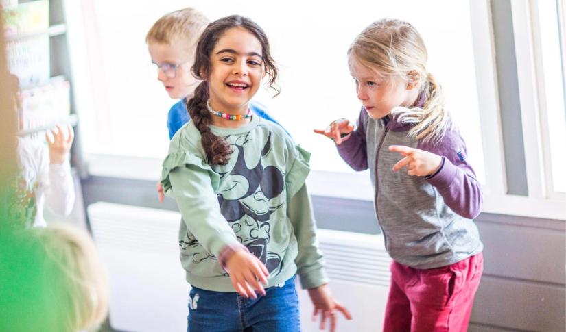 Barn som danser i en samlingsstund. Foto: Krafttak for sang