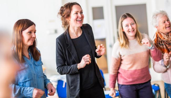 Bilde av en kursleder og flere kursdeltakere