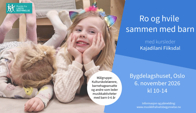 Bilde av kursholder Kajadilani Fiiksdal sammen med barn fra Sunde Syngende barnehage