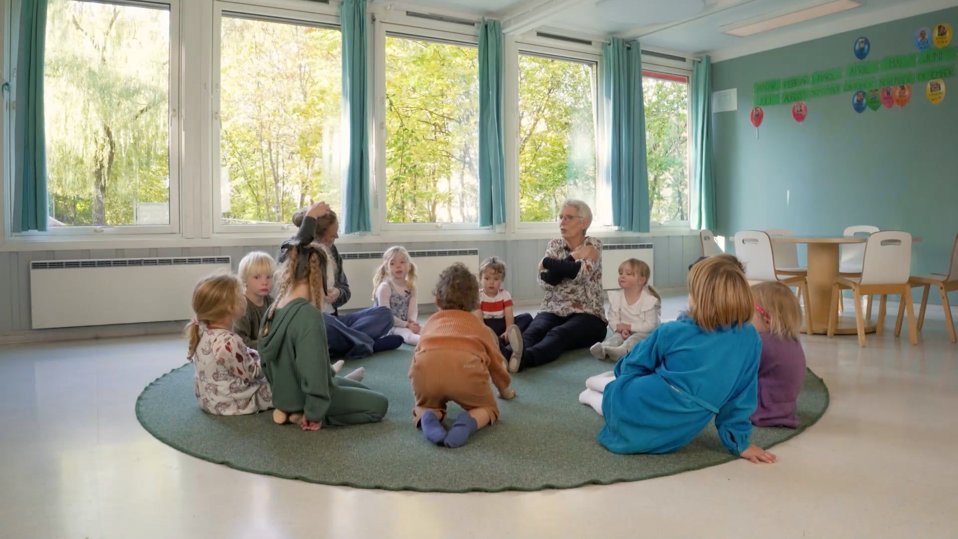 Bente Bogen sammen med barn fra Enerhaugen barnehage