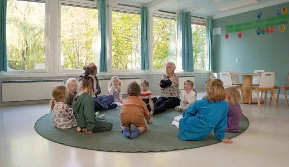 Bente Bogen sammen med barn fra Enerhaugen barnehage