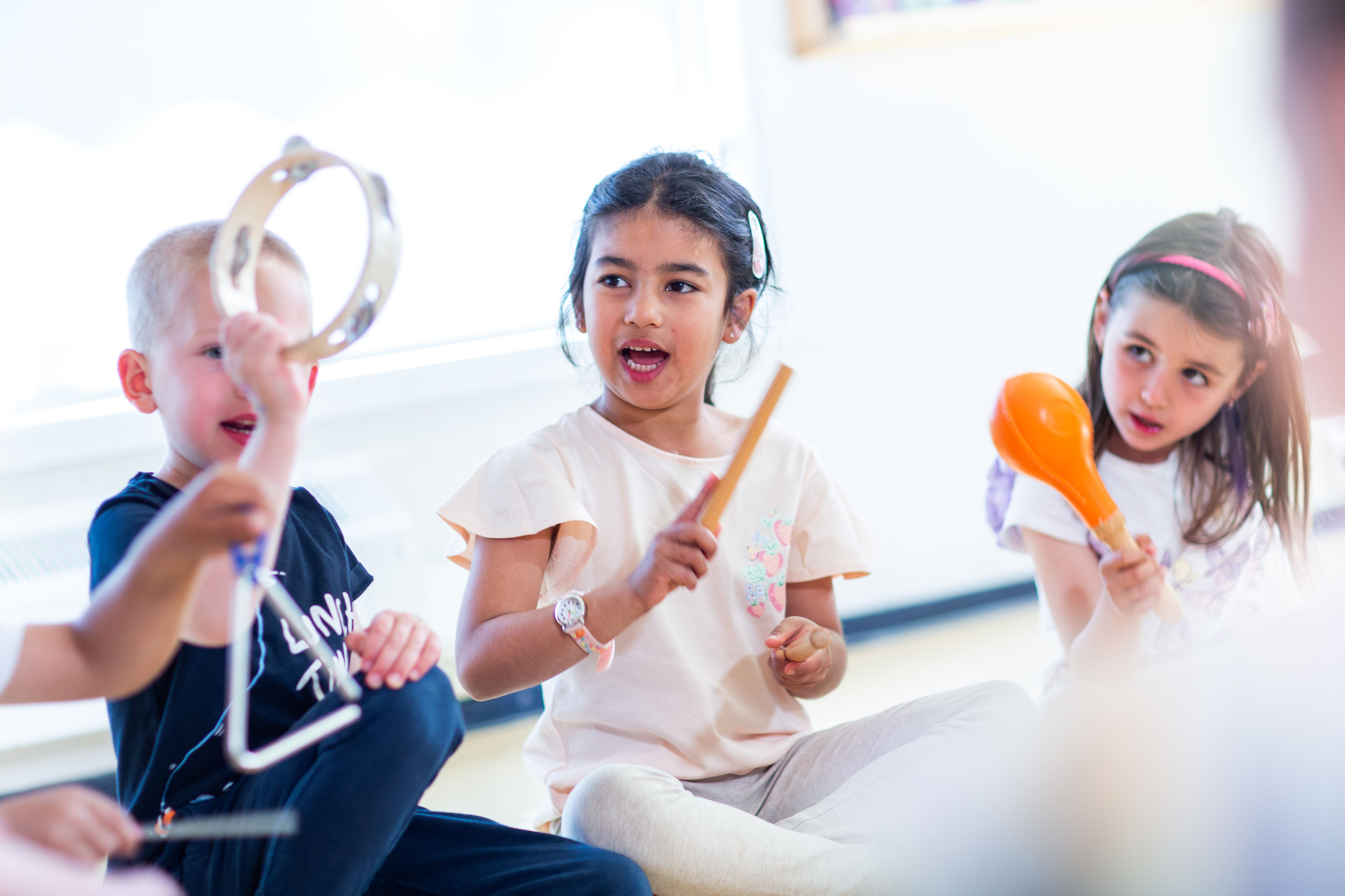 Bilde av barn som spiller instrumenter