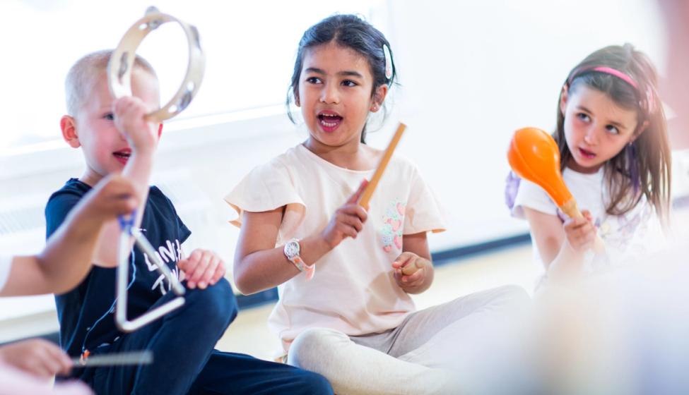 Bilde av barn som spiller instrumenter